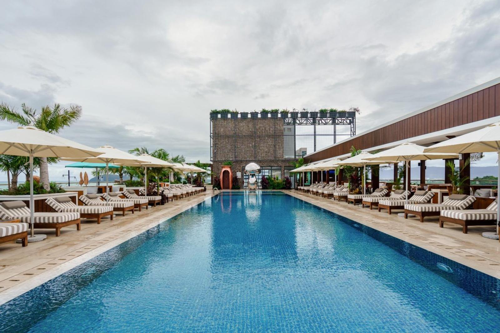 The Riyaz Lavanya Langkawi Pantai Cenang  Luaran gambar The rooftop pool at the hotel